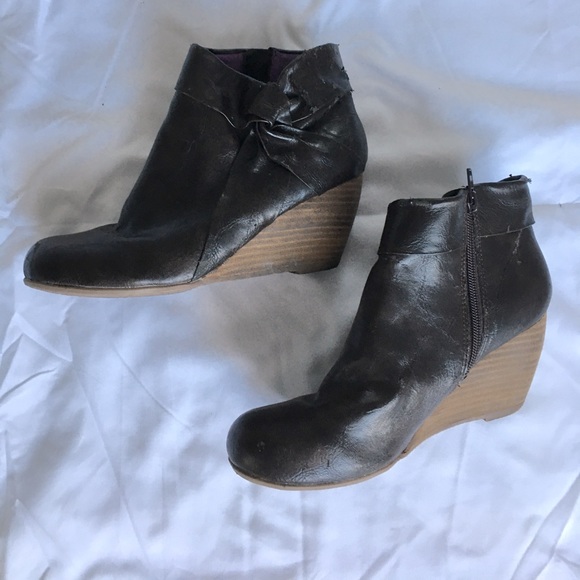 Blowfish dark brown wedge booties, 7.5 - Picture 4 of 9